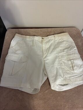 Men's Branded Lion size 42 Cargo Shorts in Cream with Utility Pockets stretch